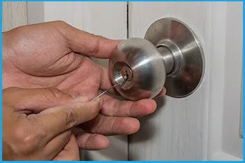 Lock Locksmith Services Andover, MA 978-237-0708 - 14-unlock-door